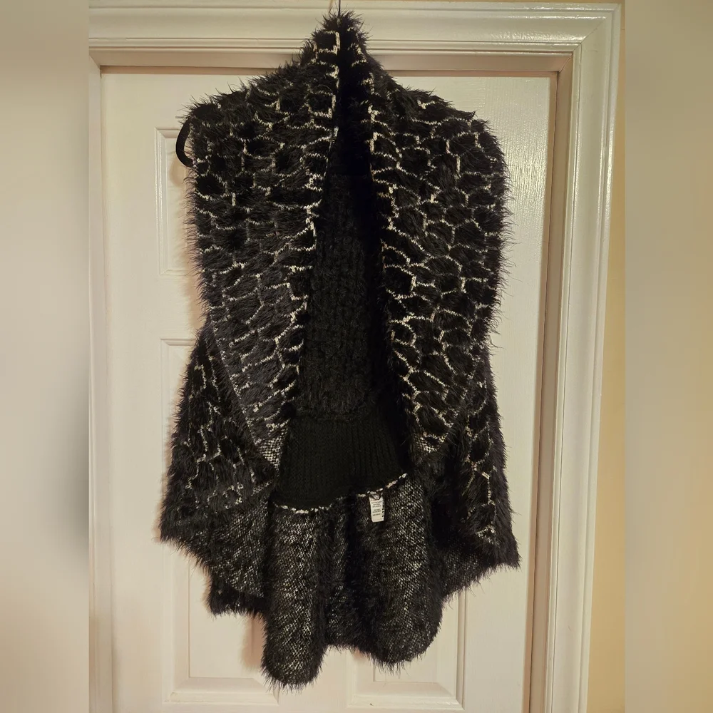 Sioni Black and White Textured Women's Poncho - Picture 1 of 5